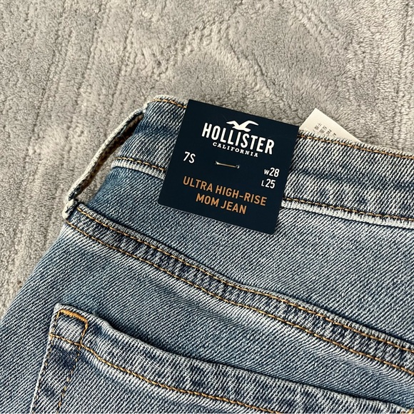 Hollister Ultra High-Rise Mom Jeans - Picture 11 of 12